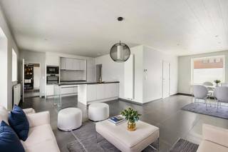 Deze volledig gerenoveerde woning is gelegen vlakbij het centrum van Moorslede (fietsstraat).<br /><br />Op de gelijkvloerse verdieping is volgende indeling aanwezig: inkomhal met gastentoilet, lichtrijke leefruimte, open keuken, wasplaats, 2 bergingen, garage én zonnige tuin (met terras en alle voorzieningen voor een tuinhuis).<br />Op de eerste verdieping zijn twee slaapkamers aanwezig, een dressing en een badkamer (inloop douche, wastafel en toilet). Er is eveneens een grote zolderruimte die kan (mits opfrissing) dienen als derde slaapkamer.<br /><br />PLUSPUNTEN:<br />- EPC B (mits zonnepanelen EPC label A)<br />- CONFORME ELEKTRICITEIT<br />- RUIME INPANDIGE GARAGE<br />- VEEL OPBERGRUIMTE<br />- INSTAPKLAAR