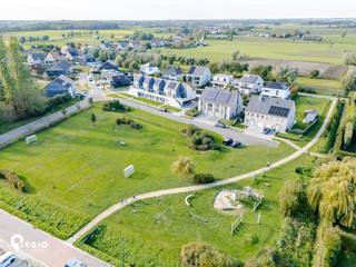Deze <u>recente en instapklare gezinswoning</u> uit 2014 biedt met haar royale <strong>bewoonbare oppervlakte van 252 m²</strong> alle ruimte om comfortabel te wonen. Gelegen in een rustige, groene en kindvriendelijke omgeving, combineert ze ruimte, comfort en een bijzonder gunstige ligging.<br /><br />Via de lichtrijke inkomhal met gastentoilet komt u in de <u>ruime zithoek en leefruimte</u>. Aansluitend bevindt zich de <u>uitzonderlijk ruime, volledig uitgeruste keuken met Siemens-toestellen</u>: een oven en combi-oven, ruime inbouwkoelkast en -diepvries, vaatwasser, inductiekookplaat en Novy-dampkap. Vanuit de keuken is er directe toegang tot de<u> ruime garage met extra bergruimte</u>.<br /><br />Op de <strong>eerste verdieping</strong> bevinden zich <strong>drie ruime slaapkamers</strong>. Eén slaapkamer beschikt aansluitend over een <strong>volledig ingerichte<u> </u>dressing</strong>. De <strong>badkamer</strong> is uitgerust met een <u>ligbad, inloopdouche, toilet en een ruim lavabomeubel.</u> De aangrenzende <strong>bergruimte</strong> biedt tal van mogelijkheden en kan naar wens worden ingericht, bijvoorbeeld als extra dressing of badkamer.<br /><br />Ook de <strong>zolderverdieping</strong> biedt extra potentieel: deze kan makkelijk worden ingericht als masterbedroom, hobbyruimte of bureauruimte.<br />Buiten geniet u van een afgesloten, onderhoudsvriendelijke tuin met gedeeltelijk overdekt terras—een fijne plek om te ontspannen.<br /><br /><strong>* Troeven</strong><br />- 252 m² bewoonbare oppervlakte<br />- Rustige en groene ligging<br />- Instapklaar<br />- EPC-label A<br />- Zonnepanelen<br />- Bouwjaar 2014<br /><br />- Ruime garage en extra bergruimte<br />- Zolder met uitbreidingsmogelijkheden<br /><br /><strong>* Comfortabel wonen in een kindvriendelijke buurt</strong><br /><br />De woning ligt aan het <u>einde van een doodlopende straat</u>, in een aangename en kindvriendelijke leefomgeving. Aan de voorzijde van de woning vindt u een <u>ruime groenzone met speeltuin</u> en ruimte voor recreatie en ontspanning. Een heerlijke plek waar kinderen kunnen spelen en het hele gezin tot rust kan komen.<br /><br />De rustige ligging gaat hand in hand met een <strong>vlotte bereikbaarheid</strong>.<br />Het centrum van Zomergem ligt vlakbij, met een ruim aanbod aan winkels, diensten en horeca.<br />Ook kinderopvang, scholen, supermarkten, sportvoorzieningen en jeugdbewegingen bevinden zich in de nabije omgeving. Wandel- en fietsroutes liggen bovendien om de hoek.<br /><br />Een <u><em>ruime, energiezuinige en veelzijdige gezinswoning</em></u> op een perceel van 301m², op een locatie waar comfort en levenskwaliteit samenkomen.<br /><br /><u><em>De vooropgestelde richtprijs voor dit totaalplaatje bedraagt 468.000€.</em></u><br />Interesse in deze prachtige gezinswoning?<br />Neem contact op via <strong>Lindsay@regiovastgoed.be</strong> of via <strong>0476/83.47.74</strong>.<br />Wij bezorgen u het volledige verkoopdossier!<br />De eerste <strong>bezoekdag</strong> is voorzien op <u><strong>zaterdag 24/10</strong>!</u><br /> 