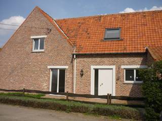Indeling : inkomhall, living, ingerichte keuken, badkamer , toilet, berging, garage, tuin, slaapkamer op gelijkvloers en 3 slaapkamers boven.  EPC...