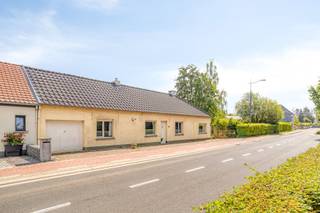 Voor info/bezoek : joeri.vandeven@homixx.be of 016 19 93 46<br /><br />Wij stellen u graag deze woning vol renovatie potentieel voor, gelegen op een perceel van 790 m² op een uitstekende en centrale locatie in Baal. <br />Deze woning heeft een stevige basisl en beschikt over een EPC score D, waardoor er geen renovatieplicht van toepassing is. Renoveren op eigen tempo dus!<br />Vandaag is de woning volledig functioneel als laagbouw-woning, maar met enkele aanpassingen kan de zolderverdieping omgetoverd worden tot een extra kamer.<br /><br />De tuin van de woning is volledig omheind en voorzien van een poort. Achterin is er ook een gezellig terras aanwezig met een achterdeur naar de keuken.<br />Via de geïnstalleerde keuken heeft u toegang tot de woonkamer, of kan u via een praktische gang naar het gastentoilet, de garage of de badkamer. De woonkamer is zeer ruim en voorzien van een gezellige houtkachel. De badkamer is in 2010 vernieuwd en voorzien van een inloopdouche en lavabo. De wasplaats bevindt zich in de zeer ruime berging tussen keuken en garage.<br /><br />Naast de woonkamer bevindt zich de nachthal, met toegang tot 2 ruime slaapkamers. Daarnaast biedt de ruime zolderverdieping extra mogelijkheden voor opslag of verdere inrichting met installatie van een vaste trap. Buiten is er veel parkeergelegenheid voor de woning, of op de afgesloten oprit. Verder is er ook een inpandige garage aanwezig.<br /><br />Een unieke opportuniteit voor wie op zoek is naar een leuk renovatieproject boordevol mogelijkheden!