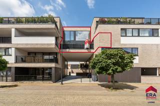 <p><strong>Ben je op zoek naar een recente nieuwbouwduplex (2020) met 3 slaapkamers, 3 terrassen en ondergrondse parkeerplaats in Aalst? Gevonden!</strong></p>
<p>In een rustige wijk, op fiets- en wandelafstand van het centrum van Aalst, het station en het OLV-ziekenhuis, vind je deze stijlvolle nieuwbouwduplex uit 2020. Dankzij de ligging geniet je hier van rust én een uitstekende bereikbaarheid. Het appartement bevindt zich op de tweede en derde verdieping van een verzorgd gebouw met lift en biedt alle comfort dat je vandaag verwacht. Wat deze eigendom echt uniek maakt, zijn de maar liefst drie terrassen. Hierdoor geniet je op elk verdiep van een aangename buitenruimte en extra lichtinval, wat zorgt voor een bijzonder ruim en open gevoel. Met EPC-label A, een condensatieketel, hoogrendementsglas, zonnepanelen en een ventilatiesysteem type D woon je hier bovendien energiezuinig en toekomstgericht. Ook de conforme elektrische keuring en videofoon zijn mooie extra troeven. Op de ondergrondse verdieping beschik je daarnaast over een private parkeerplaats en kelderberging, die verplicht zijn aan te kopen voor de prijs van 25.000 euro.</p>
<p>Je komt binnen via de inkomhal met apart toilet. De lichtrijke leefruimte sluit mooi aan op de volledig geïnstalleerde keuken en biedt toegang tot het eerste ruime terras van maar liefst 20 m². Verder vind je op deze verdieping een praktische berging, een eerste badkamer met douche en twee slaapkamers, die eveneens toegang hebben tot een eigen terras. Via de praktische trap bereik je de bovenverdieping, waar zich de master bedroom bevindt met dressing en een tweede badkamer met ligbad. Ook hier geniet je opnieuw van een extra terras, wat deze duplex een uitzonderlijk wooncomfort geeft.<br /><br />Verplichte aankoop van staanplaats en berging voor 25.000 euro. </p>