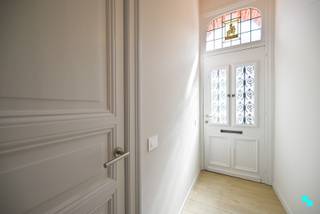 Prachtig en compleet gerenoveerde karakterwoning met o.a. <strong>drie slaapkamers </strong>en een zonnige, onderhoudsvriendelijke tuin in hartje Izegem. De woning werd duurzaam gerenoveerd met oog voor detail waarbij de karakteristieke elementen van de woning werden behouden. De woning is eveneens volledig professioneel geschilderd en kan aldus onmiddellijk betrokken worden. De eigenlijke kelder is te bereiken via de inkomhal en biedt voldoende stockagemogelijkheden. Uitnodigende inkomhal, lichtrijke leefruimte bestaande uit een woon- en eetkamer, apart toilet en de volledig geïnstalleerde keuken met zicht op de tuin. Nachthal, apart toilet, wasplaats, geïnstalleerde badkamer met ruime inloopdouche, ligbad en dubbele wastafel, alsook de riante masterbedroom. De tweede verdieping werd ingericht met een ruime hal, twee comfortabele slaapkamers en praktische toegang tot de zolder via een zolderluik. Via het zolderluik met trap wordt de ruime zolder bereikt waar nog volledig rechtop kan gestaan worden - ideaal als extra bergruimte of met potentieel voor verdere inrichting. Hoewel de woning in het centrum gelegen is geniet deze van een grote tuin en een zeer aangenaam (zonne)terras. CV op aardgas (HR ketel) | Elektriciteit conform | Asbestveilig | EPC label B | HR beglazing PVC. Laurence (BIV 541 501) organiseert voor deze woning de bezoeken, mits het maken van een afspraak.