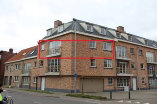 L'appartement est situé au 2ème étage et comprend un salon spacieux, une cuisine ouverte équipée, un débarras, 2 chambres avec parquet, dont une...