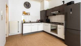 <b>Recent 1-slaapkamer appartement aan Slachthuissite<br /><br /></b>- Reeds 30% verkocht van project -<b><br /></b>Gelegen aan de Slachthuissite: een buurt die de laatste jaren enorme stappen heeft gemaakt en momenteel erg veel investeerders aantrekt door haar geschiedenis en veelbelovend toekomstperspectief.<br />De komende jaren zal hier een aanzienlijke <strong>transformatie </strong>plaatsvinden met verschillende nieuwe <strong>ontwikkelingsprojecten </strong>en <strong>herbestemmingen </strong>van historische panden.<br />Deze buurt biedt de bewoner een unieke mix van de authentieke, industriële charme en de moderne stadsvernieuwing.<br />In combinatie met een uitzonderlijk mooie mobiscore is het hier aantrekkelijk wonen voor wie wil genieten van het stadsleven, zonder in te boeten aan comfort en leefbaarheid.<br /><br />Het appartement zelf meet 59 m² en werd volledig <strong>gerenoveerd </strong>in 2008: voorzien van moderne afwerking en faciliteiten.<br />De EPC-score van B houdt in dat er geen renovatieverplichting geldt!<br />Er is een <strong>aparte slaapkamer </strong>die voldoende ruimte biedt voor een tweepersoonsbed en een kledingkast. De badkamer werd uitgerust met modern sanitair.<br />De lage maandelijkse kosten van slechts 25 euro maken dit appartement bijzonder aantrekkelijk voor zowel starters als investeerders.<br /><br /><strong>Bijzonderheden:<br /></strong><span>- Volledig verbouwd in 2008</span><br /><span>- Verhuurd - mits inachtname huurders</span><br /><span>- Aparte meters<br /></span>- Kelderberging