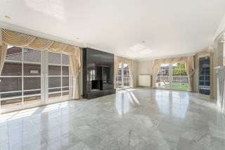 Energiezuinige (label B) gelijkvloerse woning met zwembad en met vrijstaande magazijnruimte voorzien van zonnepanelen gelegen op een ruim perceel...