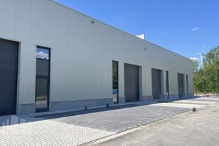 <strong>Duurzame KMO-unit</strong> van 205 m², <strong>samenvoegbaar tot een totale oppervlakte van 2.460 m²</strong>, te koop.<br /><br />De site is strategisch gelegen vlak bij het Albertkanaal, een cruciale logistieke as voor transport en economische activiteit in Limburg. Bovendien geniet het bedrijvenpark van een uitstekende bereikbaarheid dankzij de nabijheid van de E313 en E314, met snelle verbindingen richting Brussel, Antwerpen, Nederland en Duitsland.<br /><br />De KMO-Unitsworden casco opgeleverd en zijn voorzien van <strong>een sectionale poort</strong> (4,2m H x 4m B), <strong>een vrije hoogte van 6m</strong>, geïsoleerd dak, sandwichpalen, lichtstraat met rookluik en<strong> betonvloer met een maximum draagvermogen van 1.000 kg/m².</strong><br />De buitengevels bestaan uit een geïsoleerde prefabplint in grijsglad gewapend beton. De plinten hebben een sandwichstructuur.<br /><br />De loodsen zijn geschikt voor zowel opslag, kantoren, showroom, als productie en bieden een ideale omgeving om te ondernemen.<br /><br />Contacteer<strong> PANORAMA B2B </strong>voor bijkomende inlichtingen, plannen of een vrijblijvend plaatsbezoek <strong>011.220.500.</strong>