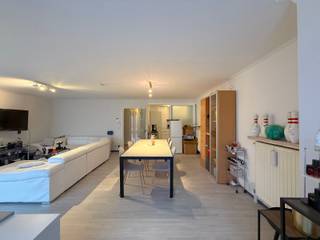 In het centrum van Knesselare vind je dit ruime appartement op wandelafstand van de winkels, het openbaar vervoer, school en horeca. Op de...