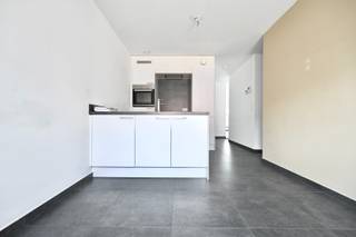 Dit instapklare duplex appartement met een bewoonbare oppervlakte van 102 m² combineert ruimte, comfort en een centrale ligging. Met 3 volwaardige slaapkamers en 2 badkamers biedt het een hoog wooncomfort, ideaal voor gezinnen of als kwaliteitsvolle investering.<br /><br />De lichtrijke leefruimte sluit naadloos aan op het zuidgericht terras van 8,5 m², waar u in alle rust van de zon kunt genieten. Dankzij de praktische indeling en verzorgde afwerking is het appartement meteen bewoonbaar.<br /><br />Het appartement is energiezuinig (EPC label A) en uitgerust met 4 zonnepanelen, wat resulteert in een lage energiekost. Daarnaast beschikt het gebouw over een fietsberging en zijn er laadpalen in de nabije omgeving aanwezig.<br /><br />Een absolute meerwaarde is de privatieve parkeerplaats en de mogelijkheid om er nog extra aan te kopen. Bovendien geniet u van lage gemeenschappelijke kosten, wat dit appartement extra aantrekkelijk maakt.<br /><br />Op zoek naar een zorgeloze investering of een kwaliteitsvolle woonst? Vraag nu meer informatie of uw bezoek aan.