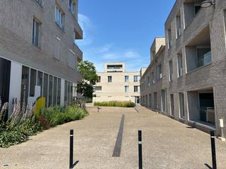 Op zoek naar een comfortabel en energiezuinig appartement met 2 slaapkamers en parkeergelegenheid? Dan is dit een absolute aanrader.<br /><br />Dit nieuwbouw appartement, opgeleverd in 2021, werd volledig afgewerkt met tijdloze materialen, is uitgerust met alle hedendaagse comfort en bevindt zich op de eerste verdieping van de residentie t Lycée. Het gebouw is voorzien van een lift en het appartement ligt midden in de woonwijk waar amper autoverkeer is.<br /><br />Het appartement, gelegen op het 1e verdiep, omvat een inkomhal, een grote, lichtvolle leefruimte met open ingerichte keuken, een overdekt terras, 2 slaapkamers, een badkamer met inloopdouche en een apart toilet. Bovendien kan je beschikken over een ondergrondse parkeerplaats, een privékelder en is er een gemeenschappelijke fietsenstalling voorzien. <br /><br />Het appartement is voorzien van vliegenramen, lichtarmaturen en gordijnrails. In de slaapkamers zijn er elk een kast voorzien. In de leefkamer is er een TV-meubel en mobiel keuken eiland voorzien.<br /><br />De huurprijs bedraagt €900 per maand, met € 80 provisie per maand voor het onderhoud en verbruik van de gemeenschappelijke delen. Nutsvoorzieningen zijn apart af te sluiten.<br /><br />Lijkt dit moderne, ruime nieuwbouwappartement met 2 slaapkamers echt iets voor jou? Wees er dan snel bij en maak zelf een afspraak via onze online agenda onder 'bezoekmoment kiezen. Of neem gerust contact met ons op voor verdere informatie of om een bezichtiging te regelen, via telefoon op 016 23 90 81 (elke weekdag bereikbaar tussen 10u en 13u). Dit is een geweldige kans die u niet wilt missen!