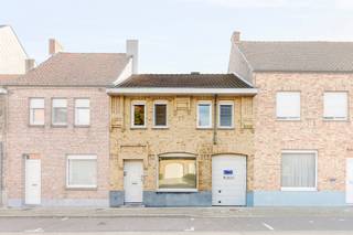 Deze op te frissen woning met 4 slaapkamers, 5 mogelijk is gelegen vlakbij het centrum van Staden.De indeling van deze woning is als volgt: *...