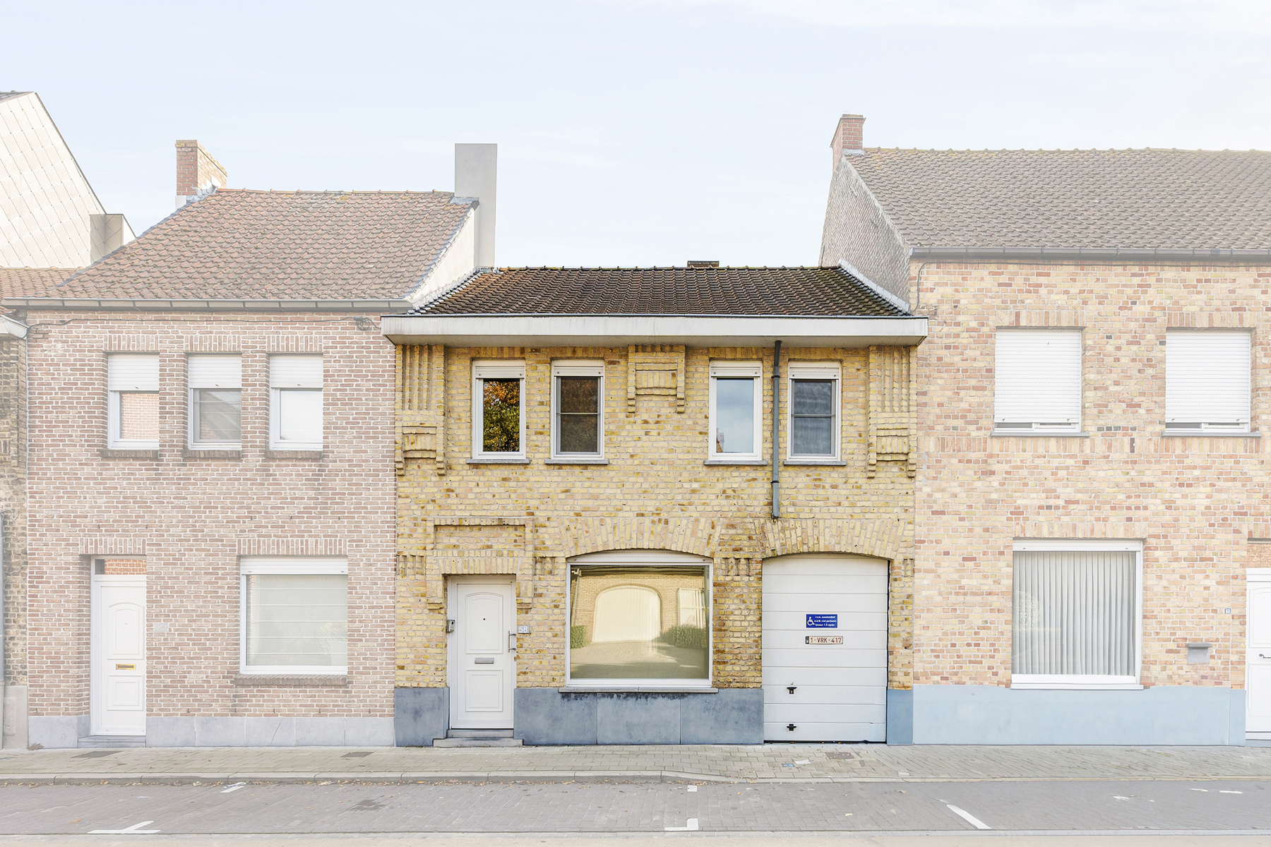 Op te frissen woning (4 slpks) met garage en tuin - foto 1