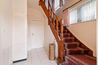 <p><u><strong>Te koop:</strong></u> halfopen woning in het centrum van Zaventem, op wandelafstand van park, openbaar vervoer en invalswegen.<br /><br />Deze woning uit 1957 biedt een mooie tuin van 120 m², een praktische indeling en een grote zolderruimte. Gelegen in het hart van Zaventem, geniet u van alle voorzieningen binnen handbereik. De ruime zolder biedt extra mogelijkheden voor opslag of uitbreiding, terwijl de tuin een groene oase vormt voor ontspanning.<br /><br /><u><strong>Belangrijkste ruimtes:</strong></u><br />• Living (16 m²) met toegang tot de veranda<br />• Eetkamer (16 m²) naast de keuken<br />• Keuken (8 m²) met directe toegang tot het terras<br />• Veranda (13 m²) met zicht op de tuin<br />• Twee slaapkamers (16 m² elk) en een bureau (7 m²), met mogelijkheid tot uitbreiding van de zolder.<br />• Badkamer (5 m²)<br />• Grote zolder (22 m²) en extra zolderruimte (15 m²)<br />• Garage (23 m²) en staanplaats<br />• Kelder (9 m²)<br />• Tuin (120 m²) met terras (20 m²)<br /><br /><u><strong>Troeven:</strong></u><br />• Mooie tuin van 120 m²<br />• Centrale ligging in Zaventem<br />• Grote zolder met uitbreidingspotentieel<br />• Rustig en blijvend groen uitzicht achteraan dankzij de ligging aan een groengebied<br /><br />Meer informatie of een bezoek met Joery Van De Gucht? Contacteer ons via +3223351115<br />JOUW DROOMHUIS. ZO GEVONDEN!</p>