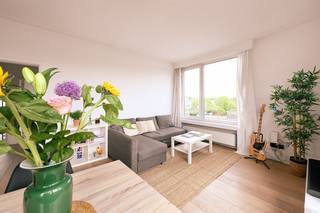 Bekijk dit appartement uitgebreid op www.koosi.beOp een vlot bereikbare locatie aan de Liersesteenweg 249 in Mortsel vinden we dit ruime hoekappartement op de tweede verdieping. Door zijn hoekligging geniet het appartement van een uitzonderlijke lichtinval, een troef die je meteen voelt als je binnenstapt.Mogelijkheid tot aankoop van garage met oprit aan 35.000 Euro.We betreden het appartement via de inkomhal die toegang geeft tot de verschillende leefruimtes. De ruime leefruimtevormt het kloppend hart van het appartement: een gezellige zithoek, een volwaardige eetplaats én een aansluitende keuken vloeien hier moeiteloos in elkaar over. Dankzij de grote raampartijen aan twee zijden baadt deze ruimte de hele dag in natuurlijk licht – ideaal om vrienden en familie te ontvangen of om gewoon thuis te komen na een drukke dag.De keuken is praktisch ingedeeld in L-vorm en uitgerust met de nodige toestellen, waaronder oven, inductiekookplaat, dampkap en een dubbele spoelbak met zicht naar buiten. Het houten werkblad in combinatie met de strakke witte kasten zorgt voor een tijdloze, lichte uitstraling.Het appartement beschikt over twee volwaardige slaapkamers. De masterbedroom is ruim genoeg voor een tweepersoonsbed met bijhorende kasten en geniet van een mooi uitzicht over de omgeving. De tweede slaapkamer is flexibel inzetbaar als kinderkamer, bureau, dressing of gastenkamer – helemaal naar wens van de nieuwe bewoner.De badkamer is strak en modern afgewerkt met een inloopdouche, toilet, twee lavabo’s met onderkast, een spiegelkast en een handdoekradiator. Een afzonderlijk washok voor wasmachine en droogkast maken het geheel praktisch en doordacht.Een leuke extra is het terras, de ideale uitbreiding tijdens de mooiere maanden – perfect voor een ochtendkoffie of een aperitief bij zonsondergang.Tot slot, en zeker niet onbelangrijk in een centrumlocatie, beschikt dit appartement over een eigen oprit met garage die optioneel kan aangekocht worden aan 35.000 euro. Comfort dat je in stedelijk gebied steeds vaker mist en hier zorgeloos meegenomen wordt.