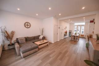 In de mooie Bel-époque wijk te Oostende, op boogscheut shopping, strand en openbaar vervoer vindt u dit compleet gerenoveerd duplex appartement...