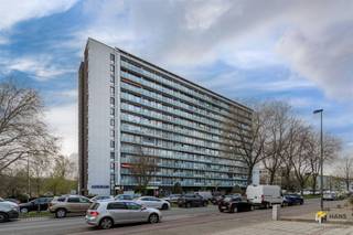 <p><span>Lambrechtshoekenlaan 211 (6ème étage) - Merksem</span></p><p><span> </span></p><p><span>Appartement (80m²) avec 1 chambre et terrasse (9 m²) à Merksem.</span></p><p><span> </span></p><p><span>À Lambrechtshoekenlaan, vous vivez de manière centrale et confortable, avec tout à portée de main. Grâce à l'excellente accessibilité par les transports en commun, le système de vélopartage et la voiture, vous arrivez partout en un rien de temps. De plus, vous bénéficiez d'un large éventail de magasins, de supermarchés et d'autres commodités à proximité.</span></p><p><span> </span></p><p><span>L'appartement est situé au sixième étage d'un immeuble de treize étages bien entretenu, dont le toit est isolé de manière conforme. Les frais fixes sont de €…/mois et comprennent l'eau, le chauffage (au gaz avec des compteurs intermédiaires), la police d'immeuble, le syndic, l'ascenseur, le fonds de réserve et l'entretien et l'électricité des parties communes.</span></p><p><span>Vous entrez dans un hall d'entrée séparé avec une armoire encastrée pratique. De là, vous accédez à l'espace de vie spacieux et lumineux avec une kitchenette ouverte et équipée, le tout représentant une surface d'environ 40 m². Par une porte coulissante, vous avez accès à la spacieuse terrasse de 9 m² orientée à l'est —, idéale pour commencer la journée avec le soleil du matin.</span></p><p><span>De plus, l'appartement dispose d'une chambre complète de 15 m², d'un débarras pratique (2 m²), d'une toilette séparée et d'une salle de bain (4 m²) équipée d'une baignoire/douche et d'un lavabo.</span></p><p><span>Vous cherchez un appartement confortable avec une terrasse spacieuse et beaucoup de lumière ? Ne manquez pas cette opportunité ! Surface habitable de 80 m² – ref : gross vloeropp. Pour plus d'informations ou une estimation gratuite visitez </span><span><span>www.hansimmo.be</span></span></p><p><span> </span></p>