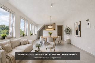 Veel daglicht, drie slaapkamers en een rustige ligging: dit duplexappartement heeft verrassend veel te bieden.<br /><br />De woonkamer, eetruimte en open keuken vormen samen een ruime en aangename leefruimte. Dankzij de grote raampartijen valt er veel natuurlijk licht binnen. Deze ruimtes werden recent geschilderd in frisse, tijdloze kleuren, waardoor het appartement opnieuw licht en verzorgd aanvoelt.<br /><br />Op de eerste verdieping bevinden zich <strong>twee volwaardige slaapkamers</strong>. Via een vaste trap bereik je de zolderverdieping, ingericht als een <strong>bijzonder ruime derde slaapkamer</strong>. Ze kan ook dienstdoen als tienerkamer, thuiskantoor of een combinatie van slapen en werken.<br /><br />Verder zijn er een badkamer met dubbele lavabo en inloopdouche, een praktische berging en een <strong>private garage</strong>.<br /><br />Het appartement verkeert algemeen in zeer goede staat. Enkele vloertegels vertonen barstjes en de slaapkamers en badkamer kunnen nog een likje verf gebruiken. Met een aantal beperkte ingrepen kun je het interieur dus verder naar je eigen smaak afwerken. De AI-visualisaties bij de foto’s tonen mogelijke opfrissingen en niet de huidige toestand.<br /><br />Het appartement heeft geen privéterras. Achter het gebouw bevindt zich wel een <strong>gemeenschappelijk buitenterras</strong> waarvan je gebruik kunt maken. Ook verschillende mooie wandelroutes liggen vlakbij.<br /><br />Hier woon je rustig, terwijl het centrum van Oudenaarde, winkels, scholen en belangrijke verbindingswegen vlot bereikbaar blijven.<br /><br />Benieuwd hoe ruim en licht het appartement in werkelijkheid aanvoelt?<br /><br />Plan je bezoek met Alexander van OC Vastgoed via <strong>0476 62 30 37</strong>.<br /><br />CV: aardgas <br />EPC: 145 kWh/m²jaar (B-label) – Bruto vloeroppervlakte: 125 m² volgens het EPC-attest (excl. garage)<br />Stedenbouwkundige inlichtingen: woongebied, bouwvergunning, verkavelingsvergunning, voorkooprecht, geen rechterlijke herstelmaatregel of bestuurlijke maatregel opgelegd.<br />Geen overstromingsgevoelig gebied: P-score: B, G-score: A.<br />Geen renovatieverplichting.
