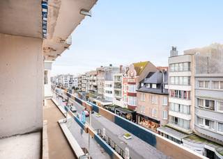 <strong>Residentie ZonZicht: Uw uitvalsbasis aan de Kust</strong><br /> <br />Ontdek residentie "ZonZicht", een stijlvol nieuwbouwproject in de Zeelaan te Koksijde, op slechts één minuut wandelen van het strand. Het gebouw, gekenmerkt door strakke lijnen en grote raampartijen, biedt maximaal lichtinval en een tijdloze architectuur. De hoge afwerkingsgraad en het gebruik van kwalitatieve materialen zorgen voor duurzaam wooncomfort. <br /> <br />Residentie "ZonZicht" is ideaal voor wie een comfortabele uitvalsbasis zoekt voor vakanties in Koksijde, met een uitstekende bereikbaarheid en nabijheid van het centrum en het gemeentehuis, waar tal van activiteiten plaatsvinden. Bovendien is dit project een sterke investering, met mogelijkheden voor zowel vakantie- als jaarverhuur.<br /><br />Indeling: Inkomhal met plaats voor vestiaire | Open en volledig uitgeruste keuken | Zonnige leefruimte uitgevend op westgericht balkon (6,33 m²) met zijdelings zeezicht | Berging met voorziening voor wasmachine | Badkamer met inloopdouche en lavabo in meubel | Afzonderlijk toilet met lavabo | 2 slaapkamers uitgevend op balkon achteraan (1,66 m²) | Private kelder | Gemeenschappelijke fietsenberging | Gemeenschappelijk vuilnislokaal.<br /> <br />Wonen in "ZonZicht" betekent genieten van comfort, stijl, en een ongeëvenaarde kustervaring.