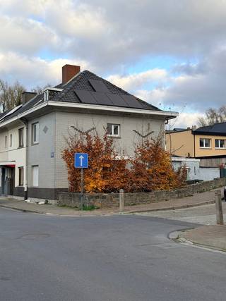 KNUSSE STARTERSWONING LANGS DE GEZELLIGE KAAI...Even buiten het handelscentrum vind je deze gezellige woning, met hoekligging en de eerste woning...