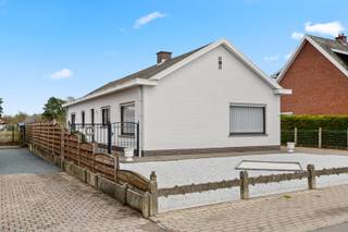 Op een rustige ligging aan de rand van Itegem bevindt zich deze zeer goed onderhouden woning, ideaal voor wie comfortabel gelijkvloers wil wonen.De...