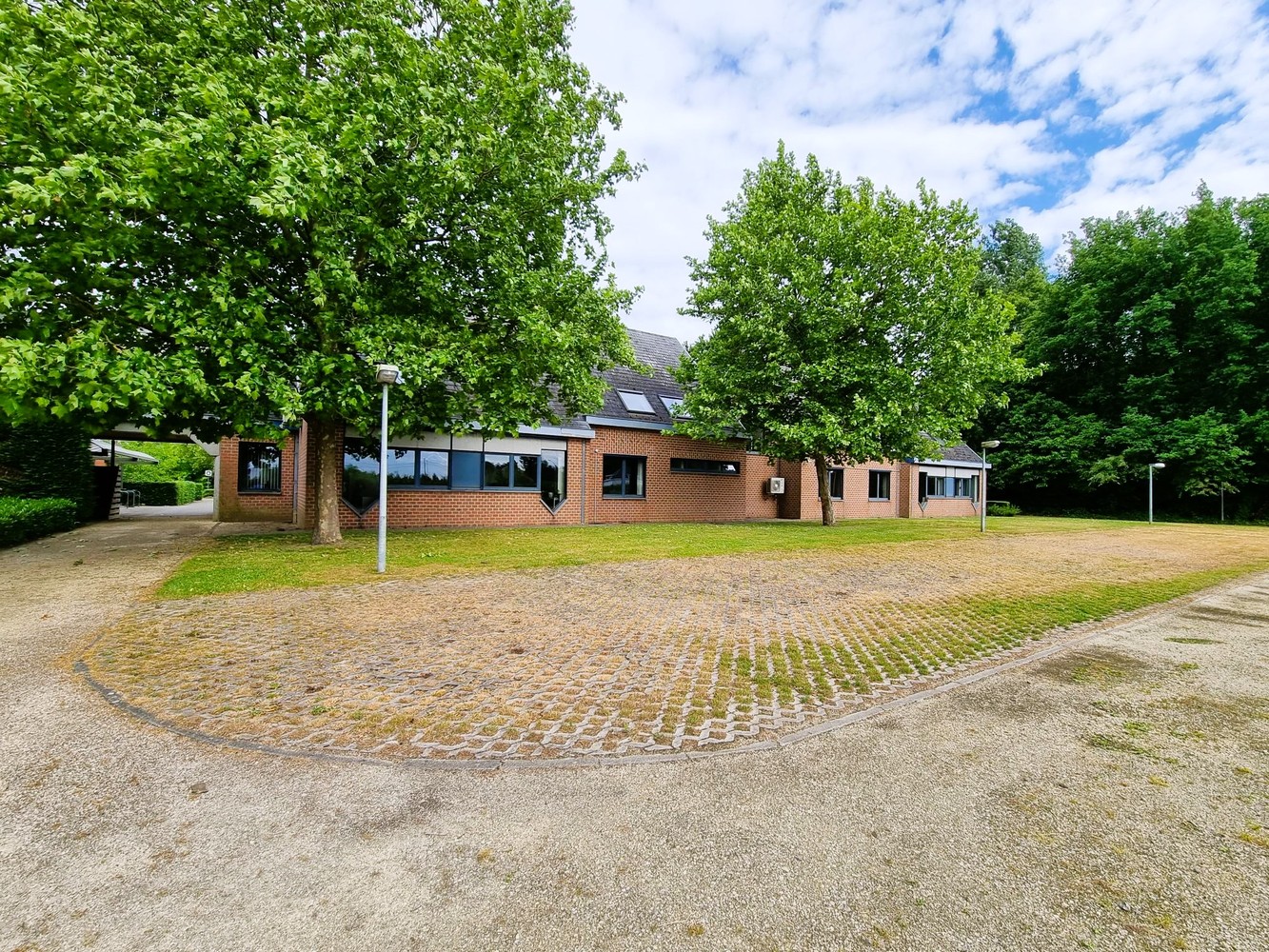 Kantoorgebouw met vergaderzalen en opleidingslokalen, bruto vloeropp 1146m² op een perceel van 44a48ca. - foto 1