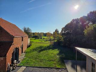 Rustig gelegen hoevewoning in agrarisch gebied, omgeven door weilanden, doch op slechts 3 kilometer van de markt van Geel. Vlotte verbinding naar...