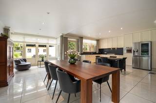 <strong>Grote eengezinswoning met 5 slaapkamers, 2 badkamers, bureau en groot bijgebouw op perceel van 1117<span>m²</span>. Perfect mogelijk als kangoeroewoning. Gelegen in een van de mooiste straten van Mol Wezel. EPC: B 145 kWh/m².<br /><br />Ligging: </strong><span>Op slechts 5 minuten rijden van de winkels in Mol Wezel of de ring, kom je thuis in deze prachtig afgewerkte gezinswoning. Gelegen in een kindvriendelijke straat geniet je hier van alle rust en tegelijk een centrale uitvalsbasis. De nabij gelegen invalsweg zorgt voor een onmiddellijke en vlotte verbinding naar de omliggende gemeente/steden. </span><strong><br /><br />Indeling: 0:<span> </span></strong><span>inkom, apart toilet, vestiaire, bureau, woonkamer, open keuken, slaapkamer, dressing, badkamer, berging, wasplaats en garage. </span><strong>+1:</strong><span> nachthal, 4 ruime slaapkamers, badkamer, strijkkamer/dressing. </span><strong>+2:</strong><span> bergzolder. </span><strong>Buiten:</strong><span> tuin, garage en werkhuis.</span><br /><br /><strong>Beschrijving: </strong><span>Binnenkomen doet u in de ruime inkomhal met apart toilet. Als we doorlopen, komen we in de grote leefkeuken die voorzien is van alle comfort (alle toestellen van Miele en Smeg; <span>kookvuur op gas, combi heteluchtoven met microgolf, vaatwasser, grote Amerikaanse ijskast</span>) en zicht biedt op de tuin. Aansluitend bevindt zich de leefruimte die onderverdeeld is in een eetplaats en een zitput met een prachtige ingemaakt TV-meubel. </span><span>Van zowel deze leefkeuken als de living hebt u zicht op het terras en de onderhoudsvriendelijke tuin die aangelegd is incl. beregening (diepteboring).<br />Alles is voorzien van domotica en alarm. Airco's, zonnepanelen en thuisbatterij zijn recent geplaatst. <br /><br />Loopt u verder, dan komt u in de berging, inpandige garage voor 1 wagen en verder de wasplaats met veel kastruimte. <br />Op het gelijkvloers biedt deze woning verder een prachtige master bedroom met aansluitend een inloopdressing en ensuite badkamer met douche en een grote bureau aan de straatkant waar ook ingemaakte kasten voorzien zijn. <br /><br />Via de trap in de lichtovergoten traphal betreedt u de verdieping. Hier vindt u naast de royale overloop, vier zeer ruime slaapkamers en een tweede badkamer. De badkamer is voorzien van een lavabo met kastjes, toilet en ligbad. Verder in de hal vindt u een tweede dressing die nu dienst doet als strijkkamer. <br /><br />Ten slotte is er de zolderverdieping die goed geïsoleerd is en toegankelijk is via een luik. <br /><br />Het vergunde bijgebouw achteraan de tuin biedt ruimte voor 2 auto's en is hoog genoeg voor een mobilhome of vrachtwagen. Hiernaast biedt dit bijgebouw enorm veel mogelijkheden, zeker door de hoge afwerkingsgraad. Hier is een 3-fasige aansluiting aanwezig. <br />Mits verdere inrichting is kangoeroewonen hier perfect mogelijk.<br />In de onderhoudsvriendelijke tuin met aangenaam terras is het heerlijk vertoeven in alle rust. </span><br /><br /><span>Het betreft hier de 1ste bewoning en is steeds voorzien van een zeer goed onderhoud.</span><br /><br /><b>Op zoek naar een perfect onderhouden vrijstaande woning met 5 slpks, 2 bdk. en groot bijgebouw? <br />Aarzel niet en plan vandaag nog uw bezoek!</b><br /><strong><br /></strong><span><strong>Bijz. informatieplicht: </strong>omgevingsvergunning stedenbouwkundige handelingen uitgereikt, woongebied, geen rechterlijke herstelmaatregel of bestuurlijke maatregel opgelegd, geen voorkooprecht ruimtelijke ordening, geen omgevingsvergunning voor verkavelen van gronden.</span>