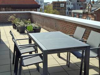 Unieke duplex doorzon penthouse naast Park Spoor Noord met uitzonderlijk terras (90 m²) &amp; gemeenschappelijke binnentuin – optionele garagebox &amp; berging<br /><br />Op een toplocatie aan Park Spoor Noord in Antwerpen bevindt zich deze stijlvolle duplex penthouse (3 gevels) van ca. 120 m² met een uitzonderlijk terras van maar liefst 90 m² rondom de leefruimte.<br /><br />Dankzij de hoekligging geniet het terras de hele dag van de zon, volledige privacy en een open uitzicht over de stad en de haven.<br /><br />De lichtrijke leefruimte met grote raampartijen sluit naadloos aan op de eetruimte en vormt een ruim open geheel. De indrukwekkende Bulthaup designkeuken met videhoogte van ca. 6 meter is uitgerust met hoogwaardige toestellen en biedt veel opbergruimte.<br /><br />Via een elegante massieve eiken trap bereikt u de bovenverdieping met twee comfortabele slaapkamers, beide voorzien van veluxramen met zonwering en ingebouwde kasten. De badkamer werd vernieuwd en beschikt over een ruime inloopdouche met regendouche.<br /><br />Grote gemeenschappelijke binnentuin voor bewoners biedt groen en ontspanning.<br /><br />Extra comfort wordt geboden door Daikin airconditioning, zonwering en een recente Buderus condensatieketel.<br /><br />Troeven<br />•Duplex penthouse ca. 120 m²<br />•Terras ca. 90 m² rondom leefruimte<br />•Hoekligging met zon gedurende de hele dag<br />•Bulthaup designkeuken met premium toestellen<br />•Videhoogte keuken ±6 m<br />•2 slaapkamers met ingebouwde kasten<br />•Vernieuwde badkamer<br />•Airconditioning (Daikin)<br />•Grote gemeenschappelijke binnentuin<br />•Uitzicht over Antwerpen en de haven<br /><br />Optioneel 50.000 €<br />•Hörmann garagebox met motor &amp; afstandsbediening<br />•Afzonderlijke kelderberging<br /><br />Een zeldzame kans voor wie op zoek is naar een ruim, lichtrijk penthouse met uitzonderlijk terras op toplocatie.<br />