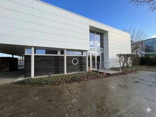 In Destelbergen, direct aan de op- en uitrit van de R4, bevindt zich dit instapklare en goed bereikbare bedrijfsgebouw: een topligging...