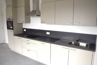 Fraai nieuwbouwappartement bestaande uit: inkomhal, apart toilet, leefruimte met aansluitend zonnig terras, open ingerichte keuken, berging/wasplaats, nachthal, 2 slaapkamers en badkamer met dubbele wastafel en inloopdouche.<br /><br />Er is tevens een overdekte autostaanplaats en een fietsenberging aanwezig!<br /><br />Erg energiezuinig appartement (E-peil 28) gebouwd volgens de laatste energienormen met o.a. zonnepanelen, vloerverwarming, extra isolerend glas, ...<br /><br />Huurprijs = € 790 + € 50 algemene onkosten (€ 840/maand)<br /><br />Lift in het gebouw!<br /><br />Contacteer ons kantoor voor meer info of een bezoek ter plaatse via 0470/883.731 of mail amber@immo-b.be!