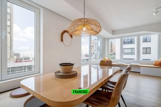 Pal om de hoek van de zeedijk in Mariakerke, treffen we dit prachtig gerenoveerd appartement aan. Het pand werd recent (2023) volledig onder...