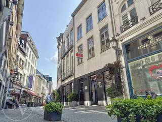 <p><strong><span>Charmant 1-slaapkamerappartement met terras in een rustige residentie, pal in het hart van Antwerpen.<br /><br /></span></strong></p>
<p><span>Dit gezellige appartement bevindt zich op de eerste verdieping van een rustige residentie, midden in het historische centrum van Antwerpen. De Groenplaats, Grote Markt, Scheldekaaien, tal van winkels, gezellige horecazaken en openbaar vervoer bevinden zich letterlijk om de hoek. Een absolute toplocatie!</span></p>
<p><span>Bij het binnenkomen komt u, op Amerikaanse wijze, rechtstreeks terecht in de lichtrijke woonkamer. Dankzij de hoge plafonds, grote raampartijen en de open indeling geniet het appartement van een verrassend ruimtelijk gevoel. Aansluitend bevindt zich een aangenaam zuidwestgericht terras met uitzicht op de rustige binnenruimte van de residentie.</span></p>
<p><span>De open keuken is volledig uitgerust met een gasfornuis, dampkap, oven, koelkast en vaatwasser. Via de doorgang naar de slaapkamer, die op een natuurlijke manier het woon- en slaapgedeelte van elkaar scheidt, bereikt u de badkamer. Deze beschikt over een ligbad, een lavabo in meubel, een aansluiting voor een wasmachine en een apart toilet.</span></p>
<p><span>Ook de slaapkamer geniet van veel natuurlijk licht en een aangenaam ruimtegevoel dankzij de hoge plafonds en grote ramen.</span></p>
<p><span>Op het gelijkvloers beschikt de residentie over een gemeenschappelijke fietsenstalling en een huisvuillokaal, wat het dagelijkse comfort alleen maar verhoogt.</span></p>
<p><strong><span><br />Troeven:</span></strong></p>
<ul>
<li><span>Topligging in hartje Antwerpen</span></li>
<li><span>Gezellig zuidwestgericht terras</span></li>
<li><span>Hoge plafonds en grote raampartijen</span></li>
<li><span>Volledig ingerichte open keuken</span></li>
<li><span>Gemeenschappelijke fietsenstalling en huisvuillokaal</span></li>
<li><span>Optionele autostaanplaats in de Pelgrimstraat (zolang beschikbaar)</span></li>
</ul>
<p><strong><span><br />Beschikbaar:</span></strong><span> 1 september 2026</span><br /><strong><span>Huurprijs:</span></strong><span> €925/maand</span><br /><strong><span>Algemene kosten:</span></strong><span> inbegrepen</span><br /><strong><span>Optionele autostaanplaats:</span></strong><span> €125/maand</span><br /><strong><span>Water, gas en elektriciteit:</span></strong><span> individueel</span></p>
<p><span><br />Een sfeervol appartement met terras op een uitzonderlijke locatie in het centrum van Antwerpen. Ideaal voor wie comfortabel wil wonen in alle rust, met de stad aan zijn voeten. Zeker een bezoek waard!</span></p>