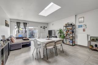 <p>Voor meer info of een bezoek, bel 054 69 39 39 - In een rustige straat vlakbij het centrum van Geraardsbergen vindt u dit i<strong>nstapklare, gelijkvloers appartement in een kleinschalig gebouw</strong> met slechts twee units. Het appartement werd <strong>in 2019 volledig gerenoveerd</strong> met begeleiding van architect en erkende aannemer, en voldoet aan alle huidige normen op vlak van energie, ventilatie en elektriciteit. Het gelijkvloers omvat een lichtrijke leefruimte met grote raampartijen, open keuken en een <strong>zonnig terras van +/-30 m²</strong>. Er bevinden zich <strong>twee volwaardige slaapkamers</strong>, een stijlvolle badkamer met Italiaanse inloopdouche en lavabomeubel, en een aparte bureelruimte. Een privatieve kelderruimte is eveneens inbegrepen. Dankzij de conforme installaties en het gunstige EPC is dit een zorgeloze aankoop, <strong>ideaal voor starters of als opbrengsteigendom</strong>. Extra troef: ook de tweede unit in het gebouw is te koop. Wie beide appartementen samen aankoopt, beschikt over een volledig gebouw zonder syndicus of lift – een unieke kans om te investeren in vastgoed zonder structurele zorgen. Op wandelafstand van winkels, station en centrum, met een uitstekende mobiliteitsscore.</p>