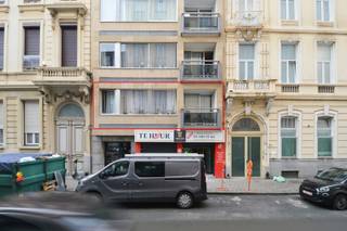 Op te frissen éénslaapkamerappartement met lift en goede ligging nabij centrum AntwerpenDit appartement, gelegen op de eerste verdieping van een...