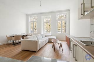 <p><span>Informatie Appartement</span></p><p><span>Ontdek dit prachtig gerenoveerde appartement in een karaktervol herenhuis op een absolute toplocatie aan de Amerikalei, op wandelafstand van het bruisende Zuid. Hier woont u in alle comfort met winkels, horeca en musea binnen handbereik én een vlotte verbinding naar de Antwerpse ring.</span></p><p><span>Bij binnenkomst wordt u meteen gecharmeerd door de uitzonderlijk ruime en lichtrijke leefruimte met open keuken, waar grote raampartijen zorgen voor een aangenaam groen uitzicht op de statige platanen. De keuken wordt verder afgewerkt naar uw smaak, in samenspraak met de verkoper. Verder beschikt het appartement over twee volwaardige slaapkamers aan de rustige achterzijde, waarvan één met toegang tot een balkon van ca. 3m², een stijlvolle badkamer met inloopdouche en massagestralen, een praktische berging en ingebouwde kasten in de nachthal. Dit hoogwaardig vernieuwbouw project werd in 2023 grondig gerenoveerd en biedt modern wooncomfort met een energiezuinig EPC-label A, warmtepompen voor verwarming én koeling, 4 zonnepanelen en een plafondhoogte van ca. 3 meter die zorgt voor een extra ruimtelijk gevoel. Kleinschalig gebouw met lage gemeenschappelijke kosten (ca. €30/maand), individuele meters en conforme elektriciteit. Ideaal voor wie stijlvol, energiezuinig en centraal wil wonen.</span></p><p><span> </span></p><p><span>Indeling</span></p><ul><li><span>U wordt verwelkomd in een uitzonderlijk ruime en lichtrijke leefruimte met een gezellige zit- en eethoek, naadloos verbonden met de open keuken. Dankzij de grote raampartijen geniet u hier van een prachtige lichtinval en een groen, rustgevend uitzicht op de statige platanen van de Leien</span></li><li><span>De moderne open keuken is afgewerkt met een onderhoudsvriendelijke tegelvloer en wordt uitgerust met toestellen naar keuze, in overleg met de verkoper – volledig afgestemd op uw wensen</span></li><li><span>Praktische en ruime berging met aansluitingen voor wasmachine en droogkast</span></li><li><span>Stijlvolle badkamer met een elegant lavabomeubel en spiegelkast, een comfortabele inloopdouche met massagestralen en een handdouche</span></li><li><span>Ruime master bedroom (ca. 13 m²) met directe toegang tot een gezellig balkon (ca. 3 m²), rustig gelegen aan de achterzijde van het appartement</span></li><li><span>Nachthal voorzien van handige ingebouwde kasten voor extra opbergruimte</span></li><li><span>Tweede volwaardige slaapkamer (ca. 12 m²), eveneens rustig gelegen aan de achterzijde</span></li></ul><p><span> </span></p><p><span>Extra's</span></p><ul><li><span>Hoogwaardig vernieuwbouw project, volledig en stijlvol gerenoveerd in 2023</span></li><li><span>Optimaal comfort dankzij verwarming én koeling via lucht/lucht warmtepompen in alle ruimtes</span></li><li><span>Voorzien van 4 zonnepanelen – duurzaam en kostenbesparend</span></li><li><span>Indrukwekkende plafondhoogte van ca. 3 meter, wat zorgt voor een extra ruimtelijk en luxueus gevoel</span></li><li><span>Centrale ventilatie aanwezig in badkamer, toilet en berging voor een gezond binnenklimaat</span></li></ul><p><span> </span></p><p><span>Algemene Informatie</span></p><ul><li><span>Maandelijkse kosten: geschat op 30 euro/maand (onderhoud en verbruik van de gemeenschappelijke delen, verzekering, enz.)</span></li><li><span>Individuele meters voor elektriciteit en water</span></li><li><span>Geen aansluiting voor gas</span></li></ul><p><span> </span></p><ul><li><span>EPC: label A</span></li><li><span>Elektrische keuring: conform AREI</span></li><li><span>Asbestattest: in aanvraag</span></li></ul><p><span> </span></p><ul><li><span>Aandeel koper in de kostprijs van de basisakte: 1.150 euro incl. btw</span></li></ul><p><span> </span></p><p><span>Gebouw</span></p><ul><li><span>Karaktervol herenhuis met 3 appartementen</span></li><li><span>Lopende regularisatie van het gebouw (aankoop onder opschortende voorwaarde tot het bekomen van deze regularisatie). Er werd een vergunning afgeleverd voor 3 appartementen en een studio</span></li><li><span>Betonnen vloer tussen gelijkvloers en souterrain, overige verdiepingen met houten structuur voorzien van geluiddempende isolatie</span></li><li><span>Centraal rookdetectiesysteem aanwezig</span></li><li><span>Videofoon aanwezig</span></li><li><span>Geen lift</span></li></ul><p><span> </span></p><p><span>Ligging</span></p><ul><li><span>Gelegen op een absolute toplocatie op de Amerikalei, op wandelafstand van het Zuid met zijn bruisende horeca, winkels en musea. Vlotte verbinding naar de Antwerpse ring</span></li><li><span>Mobiscore: 9,6/10 – ideaal voor wie comfortabel en stedelijk wil wonen</span></li></ul><p><span> </span></p><p><span>*De informatie in deze prospect is ter informatieve titel: de kandidaat-kopers moeten hun eigen zaak maken van het verkrijgen, controleren en interpreteren van deze informatie.</span></p><p><span> </span></p><p><span> </span></p>
