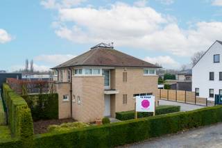 Deze ruime villa werd gebouwd in 1994 en werd steeds uitstekend onderhouden.De woning is fantastisch gelegen nabij het centrum van Merelbeke,...