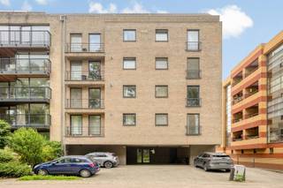 <p><span>Dit duplex-appartement is uiterst centraal gelegen, vlakbij de autosnelweg, het provinciaal domein, op fietsafstand van het station en op een zucht van het historisch centrum van Leuven. Het energiezuinig appartement heeft een grote bewoonbare oppervlakte van maar liefst 96 m² en bevindt zich op de vierde en tevens hoogste verdieping van de welonderhouden residentie “Den Eyk”. Het instapklaar duplex-appartement omvat een inkomhal met vestiaireruimte, een gastentoilet, een riante living met veel lichtinval en ruimtegevoel dankzij de aanwezigheid van de grote raampartijen en een ingerichte keuken. De trap leidt u naar een overloop , een badkamer met ligbad en 2 slaapkamers. Dit appartement met lage maandelijkse lasten beschikt eveneens over een gemeenschappelijke fietsenstalling. Tevens is er nog de mogelijkheid om een autostaanplaats bij aan te kopen voor €20.000. Dit tijdloos, instapklaar en ruim appartement is zeker uw bezoek waard. Een absolute aanrader. Voor snelle beslissers!</span></p><p><span> </span></p>