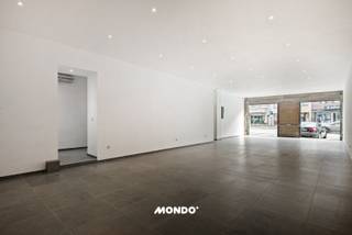 Op zoek naar een veelzijdig pand met zowel commerciële als residentiële mogelijkheden? <br />Dit interessant opbrengsteigendom biedt een unieke combinatie van wonen en werken op een toplocatie.<br /><br />Dankzij de centrale ligging in het hart van Willebroek geniet u hier van een uitstekende visibiliteit en passage. <br />De straat bevindt zich in een levendige omgeving met winkels, horeca en voorzieningen op wandelafstand. <br />Dit maakt het handelsgelijkvloers bijzonder aantrekkelijk voor zelfstandigen, ondernemers of investeerders die op zoek zijn naar een strategische commerciële uitvalsbasis. <br /><br />Het pand bestaat uit drie afzonderlijke entiteiten:<br />1. Handelsgelijkvloers<br />Het gelijkvloers biedt een ruime commerciële ruimte met uitstekende zichtbaarheid, ideaal voor winkel, kantoor of andere handelsactiviteiten. <br />De centrale ligging garandeert een constante passage en optimale bereikbaarheid voor klanten.<br /><br />2. Appartement<br />Achter het handelsgelijkvloers bevindt zich een appartement (met aparte ingang) dat bestaat uit een inkomhal, twee slaapkamers, badkamer en een aangenaam terras. <br />De eigenaar zal dit appartement verder afwerken, met uitzondering van de keuken, die nog naar eigen smaak en budget door de koper kan worden ingericht. <br /><br />3. Studio<br />Daarnaast beschikt het pand over een aparte studio met leefruimte en badkamer. De badkamer zal nog door de eigenaar afgewerkt worden. <br />Ideaal voor verhuur of als kangoeroewoning.<br /><br />Troeven op een rij:<br />Centrale en commerciële topligging in Willebroek<br />Multifunctioneel pand met diverse mogelijkheden<br />Handelsruimte met hoge visibiliteit<br />Appartement en studio met afwerkingsmogelijkheden naar eigen smaak<br />Interessant als investering of combinatie wonen/werken<br /><br />Kortom, een pand met tal van opportuniteiten op een strategische locatie. Neem vandaag nog contact op voor meer informatie of een bezoek ter plaatse!