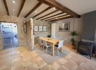 Maak uw bezoek nog eenvoudiger! Vul vooraf de huurdersfiche in en stuur deze naar verhuur@vastgoeddemeyer.be. Daarna nemen wij contact met u op om een afspraak ter plaatse te plannen. De fiche vindt u terug onder de downloads. Alvast bedankt!<br /><br />Deze energiezuinige charmante woning is gelegen in het hartje van Aarsele. Dit op een ideale locatie dichtbij scholen, winkels en de verbindingsweg Tielt - Deinze. <br /><br />De woning komt vrij vanaf 01/02/2026.<br /><br />U komt deze gezellige woning binnen via de inkomhal. Die biedt u toegang tot de twee slaapkamers op het gelijkvloers en de woonkamer. De lichtrijke woonkamer is ingedeeld in een zithoek en eethoek. Er is centrale verwarming, alsook een houtkachel! Aansluitend is de gesloten ingerichte keuken met volgende toestellen: oven | vaatwasmachine | elektrische kookplaat | dampkap en frigo. Via de keuken kan u de tuin betreden. De tuin is voorzien van verschillende gezellige plaatsjes om lang na te genieten van warme zomerdagen. Er is voldoende opbergmogelijkheid in de tuinhuizen. Ook is er plaats voorzien om uw hout te stappelen.<br /><br />Verder omvat dit gelijkvloers een badkamer met ligbad | douche | lavabo en toilet EN een apart gastentoilet met handenwasser.<br /><br />Op het verdiep bevinden zich twee slaapkamers met ingemaakte kasten en bureaumeubel. De kamers zijn voorzien van veluxramen met verduistering. Verder is er nog een bureau en een badkamer met douche | toilet en lavabo. Ook hier werden ingemaakte kasten voorzien! Op het verdiep is er overal centrale verwarming voorzien.<br /><br />Tevens heeft de woning een praktische geïsoleerde opbergzolder! Tot slot is de woning voorzien van zonnepanelen! <br /><br />In de straat is er voldoende parkeergelegenheid.<br /><br /><br /><br /><br /><br />PLUSPUNTEN:<br />* GEÏSOLEERD - DUBBEL GLAS - ENERGIEZUINIG<br />* ROLLUIKEN AANWEZIG<br />* ZONNEPANELEN<br />* GEZELLIGE, GROTE TUIN<br />* CENTRALE LIGGING