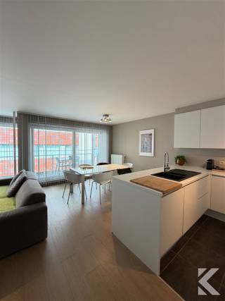 <p><span><strong>Recent 2-slaapkamerappartement op toplocatie in Oostende</strong></span></p><p><span>Instapklaar en verzorgd appartement met 2 slaapkamers, gelegen in een rustig en goed onderhouden gebouw aan het Leopoldpark en dichtbij de Mercator.</span></p><p><span><strong>Troeven:</strong></span></p><ul><li><span>2 volwaardige slaapkamers</span></li><li><span>Lichtrijke leefruimte</span></li><li><span>Mooie tegelvloeren</span></li><li>Bemeubeld + televisie in kamer en woonkamer</li><li><span>Recent en uitstekend onderhouden</span></li><li><span>Energiezuinig en laag verbruik</span></li><li><span>Verwarming op gas</span></li><li><span>Rustig gebouw</span></li><li><span>Fietsenberging aanwezig</span></li><li><span>Privatieve berging inbegrepen</span></li><li><span>Leopoldpark en Mercator voor de deur</span></li><li><span>Centrum, station, winkels, horeca en zeedijk op wandelafstand</span></li></ul><p><span><strong>Huurprijs:</strong> €950/maand</span><br /><span><strong>Syndickosten:</strong> €130/maand</span></p><p><span>Een comfortabel en ruim appartement op een uitzonderlijke locatie, ideaal voor wie alles binnen handbereik wil hebben.</span></p>