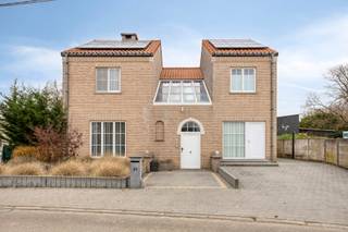 <p>Vanaf het moment dat je de woning binnenstapt, voel je de rustige, warme sfeer die dit huis zo bijzonder maakt. Op een ruim perceel van ongeveer 18a vind je een solide en comfortabele gezinswoning die je meteen omarmt. De gelijkvloerse verdieping biedt je meer dan 100m² aan leefruimte, een gezellige salon, een praktische bijkeuken en een keuken met eetplaats waar het dagelijkse leven zich vanzelf rondom verzamelt. De aangrenzende berging maakt het geheel extra functioneel.</p>
<p>Boven ontdek je een ruime badkamer, een afzonderlijke doucheruimte, drie royale slaapkamers en een vierde, compactere kamer die perfect dienstdoet als bureau, dressing of hobbyruimte. Alles voelt licht, open en uitnodigend aan.</p>
<p>Buiten wacht een mooi aangelegde tuin met terras, een plek waar lange avonden en rustige ochtenden elkaar moeiteloos afwisselen. De ligging in Budingen combineert landelijkheid met een vlotte verbinding richting de omliggende gemeenten, waardoor je hier echt het beste van twee werelden vindt. Misschien voel je het al: dit zou zomaar jouw volgende thuis kunnen zijn. Neem gerust contact op voor een bezoek.<br /><strong>jan.berge@living-stone.be GSM 0470/980210</strong></p>