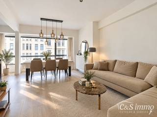 Op zoek naar een lichtrijk en comfortabel appartement op een uitstekende locatie? Dit gemeubelde appartement bevindt zich op een centrale ligging, vlak bij het centrum en Antwerpen-Centraal. De ruime leefruimte geniet dankzij de grote raampartijen van bijzonder veel natuurlijke lichtinval en biedt voldoende plaats voor een gezellige zithoek en ruime eettafel. Aansluitend bevindt zich de volledig geïnstalleerde keuken, uitgerust met kookvuur, dampkap, koelkast met vriesvak en vaatwasser.<br />Het appartement beschikt over twee volwaardige slaapkamers van ca. 13 m² en 11 m². De badkamer is voorzien van een moderne inloopdouche. Daarnaast zijn er een aparte dressing en een praktische maatkast in de inkomhal, waardoor er aan bergruimte geen gebrek is. Een extra troef is het zuidgerichte terras, waar u dankzij de gunstige oriëntatie heerlijk van de zon kunt genieten. Het appartement wordt gemeubeld verhuurd en is volledig instapklaar.