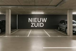 Op zoek naar een zorgeloze investering met een aantrekkelijk rendement? Op Nieuw Zuid bieden wij ondergrondse parkeerplaatsen te koop aan, met optie tot laadpaalinstallatie. Ook ruime bergingen zijn beschikbaar als extra troef.<br /><br />✔ Beheer- en onderhoudsvrij<br />✔ Voorzien op e-mobiliteit (laadpaal mogelijk)<br />✔ Ruime bergingen optioneel beschikbaar<br />✔ Toekomstgerichte investering in een groeiende wijk<br />✔ Hoge parkeerdruk in Antwerpen Zuid<br />✔ Prijs vanaf € 35.000 (excl. kosten)<br /><br />Interesse? Bel ons op 03 336 00 00 of bezoek: https://www.nieuwzuid-antwerpen.be/nl/projecten