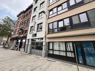 RECA-pand met uitzonderlijk terraspotentieel aan het Zuidpark<br />Op een absolute toplocatie aan de Vlaamsekaai 66, pal aan het vernieuwde Zuidpark, bevindt zich dit commercieel RECA-pand van circa 71 m².<br />De grote troef is de mogelijkheid om een zeer ruim terras te creëren, waardoor het pand uitermate geschikt is voor een restaurant, koffiebar, lunchconcept of andere horecazaak. De levendige omgeving, het groene park en de aanwezigheid van talrijke bewoners, bezoekers en passanten zorgen voor een uitstekende zichtbaarheid en een aantrekkelijk commercieel potentieel.<br />Een unieke kans voor ondernemers die hun zaak willen vestigen op een van de meest gegeerde en bruisende locaties van Antwerpen-Zuid.<br />De aanleg en uitbating van het terras zijn onder voorbehoud van de vereiste vergunningen en goedkeuringen.