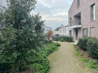 Op de eerste verdieping van deze nieuwe residentie bevindt zich dit aangenaam appartement, met een lichtrijke leefruimte en eigentijdse open keuken, alsook 2 ruime slaapkamers, badkamer, gastentoilet en afzonderlijke berging. <br />Eveneens voorzien : ruim, zuidgeoriënteerd terras. <br /><br />Het appartement werd volledig geschilderd en o.a. voorzien van gordijnen, armaturen, ... . <br />Dit BEN-appartement werd voorzien van o.a. 7st. zonnepanelen, ... . <br /><br />Inbegrepen ruime kelderberging en gemeenschappelijke fietsenberging.<br />Ondergrondse staanplaats bij te huren aan 80 euro / maand. <br />Provisie vaste kosten : 85 euro / maand. <br /><br />Kortom : technisch en esthetisch een topper.