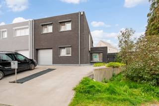 Deze moderne half open bebouwing op ca 355m2 werd opgetrokken in 2014 en werd afgewerkt met zeer degelijke materialen. De indeling is als volgt: inkomhal met gastentoilet, aangename leefruimte met veel lichtinval op een mooie keramische tegelvoer in combinatie met vloerverwarming, luxueus afgewerkte keuken voorzien van alle toestellen en een natuurstenen werkblad en toestellen van Miele. Verder heeft de woning nog een inpandige garage en een bureel/extra slaapkamer op het gelijkvloers. Op de verdieping zijn er 3 ruime slaapkamers waarvan 1 met ingemaakte dressingkasten, een praktische berging/wasplaats, strakke badkamer met dubbele lavabo, ligbad en inloopdouche. Extra':s overal elektrische rolluiken, vloerverwarming op aardgas, verluchtingssysteem D, zonnepanelen .. Buiten: aangelegde oprit voor 2 wagens, aangelegd terras, tuin volledig rondom de woning, tuinhuis,.. MAAK SPOEDIG UW AFSPRAAK VOOR EEN BEZOEK TE BRENGEN AAN DEZE KNAPPE WONING!