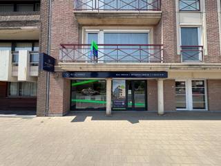 <br /><br /><strong>Bent u op zoek naar de ideale locatie om uw ondernemersdroom te realiseren?</strong> Dan is dit uw kans!<br />Dit <strong>uiterst commercieel gelegen handelspand</strong> bevindt zich op <strong>een strategische ligging met hoge visibiliteit </strong>nabij het centrum van Avelgem, met veel passage en uitstekende bereikbaarheid. Dankzij de sterke zichtbaarheid is dit pand perfect voor vrije beroepen, dienstverleners of andere commerciële activiteiten. <strong>De eigenaars staan open om met een pop-up overeenkomst te werken. </strong><br /><br /><strong>Indeling:</strong><br />Via de inkomhal met wachtruimte komt u binnen in <strong>een lichtrijke bureau</strong>, die verbonden is met een volledig ingerichte keuken (voorzien van koelkast, oven en kookplaat) en een handige berging.<br />Een doorgang met opbergmogelijkheden leidt naar het achterste gedeelte van het pand, waar u meerdere bureaus kunt inrichten of kiest voor <strong>een polyvalente ruimte</strong> die u volledig naar wens benut.<br /><strong>Extra troeven:</strong>
<ul>
<li>Apart gastentoilet</li>
<li>Gezellig terras achteraan, ideaal voor een zomerse lunch met collega’s</li>
<li>Energiezuinig: EPC-label B – verwarmd via warmtepomp en cv op aardgas</li>
<li>Veelzijdig inzetbaar en instapklaar</li>
</ul>
Huurprijs: € 1.050,- / maand (excl. onroerende voorheffing en syndic). Beschikbaar in het najaar van 2025 (in overleg).<br /><strong>Laat deze opportuniteit niet liggen!</strong><br />Voor meer info of een bezoek, contacteer Realimmo via info@real-immo.be.