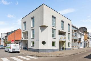 Dit gebouw is gelegen op de hoek van de Kapelstraat en de Charlotta Finckstraat te Hoboken, op een uitstekende locatie in de nabijheid van winkels, scholen en openbaar vervoer.<br /><br />Het pand omvat een handelsgelijkvloers (momenteel verhuurd als frituur) en een modern duplex-appartement met 3 slaapkamers en een aparte ingang.<br /><br />Via de Kapelstraat 328 betreedt u het handelsgelijkvloers. Deze handelsruimte van meer dan 60 m² beschikt over een apart toilet voor klanten en een achterliggende werkruimte van 30 m² met directe toegang tot de garage. Dankzij de huidige uitbating als frituur geniet u van een stabiel huurrendement.<br /><br />Het duplex-appartement, bereikbaar via de Charlotta Finckstraat 2, verwelkomt u met een ruime inkomhal, gastentoilet en berging. Op de eerste verdieping bevindt zich de lichtrijke leefruimte met toegang tot het terras en een volledig uitgeruste open keuken. Deze is voorzien van o.a. een inductiekookplaat, ingebouwde friteuse, dampkap, vaatwasser, ingebouwd koffiemachine, oven, microgolf en een Amerikaanse koelkast met wijnkoeler. Daarbovenop vindt u een praktische berging met aansluiting voor wasmachine en droogkast.<br />Op de tweede verdieping bevinden zich 3 ruime slaapkamers (20 m² / 19 m² / 9 m²), een apart toilet en een luxueuze badkamer. De badkamer beschikt over een inloopdouche, badkamermeubel, spiegel en handdoekdroger. De badkamer staat in verbinding met een dressing van maar liefst 13 m², afgescheiden met een elegante glazen wand.<br /><br /><br />Troeven<br />+ Verhuurd handelsgelijkvloers – onmiddellijke opbrengst<br />+ Modern duplex-appartement met 3 slaapkamers<br />+ Volledig uitgeruste keuken<br />+ Ruime dressing & luxueuze badkamer<br />+ Goed EPC<br />+ Centrale ligging in Hoboken<br /><br />Ook intresse in dit gebouw? Neem contact op voor een bezoek ter plaatsen op 03 337 50 70 of via info@vbvastgoed.be