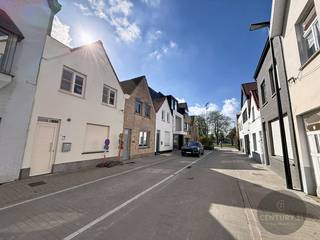 Deze zeer goed onderhouden en mooi gerenoveerde woning is gelegen op wandelafstand van het Gemeenteplein en de Groentemarkt te Oud-Knokke, in...