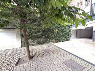 <p><span>AUTOSTAANPLAATS IN CENTRUM</span></p><p><span> </span></p><p><span>In volle centrum, op enkele passen van stations en Grote Markt is deze open autostaanplaats vlot bereikbaar.<br />Achter een afgesloten poort in een kleine residentie staat uw wagen veilig geparkeerd.</span></p><p><span> </span></p><p><span>VLOT BEREIKBAAR<br />MOOI AFGESLOTEN</span></p>