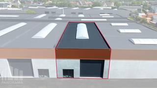 <strong>Nieuwbouw KMO-unit </strong>met een oppervlakte van 307 m² en<strong> 2 privatieve parkeerplaatsen</strong> te koop op bedrijventerrein 'De Schatting', op amper 300 m van de Torhoutsesteenweg met een vlotte verbinding naar de E403 op- en afrit Ruddervoorde (4,5 km).<br /><br />De <strong>casco opslagruimte</strong> (brandklasse C) met een vrije hoogte van +/- 6,5 m is opgebouwd uit een staalconstructie in combinatie met een betonplint en geïsoleerde sandwichpanelen. De loods is toegankelijk via een automatische sectionale poort (4,50 m B x 4,20 m H) met aparte toegangsdeur en glaspartij, lichtstraat en polybetonvloer. Bovendien laat de dakstructuur het toe om zonnepanelen te plaatsen (15 KG/m²). Aanwezigheid van een regenwater- en septische put. <br /><br />Het bedrijfsgebouw maakt deel uit van de gloednieuwe ontwikkeling "Zilleghem Park" bestaande uit <strong>24 KMO-units met oppervlaktes van 159 m² tot 335 m²</strong>, samenvoegbaar tot 1.546 m². <br />Het magazijn aan de kop van het project is voorzien van <strong>164 m² lichtrijke kantoorruimte</strong> op de eerste verdieping. Alle loodsen zijn geschikt voor productie, stockage, ... Per opslagruimte zijn er minstens twee privatieve parkeerplaatsen voorzien. <strong>Onmiddellijk beschikbaar.</strong><br /><br />Contacteer <strong>PANORAMA B2B</strong> voor bijkomende (technische) inlichtingen, plannen of een vrijblijvend plaatsbezoek <strong>0479 70 70 73</strong>.